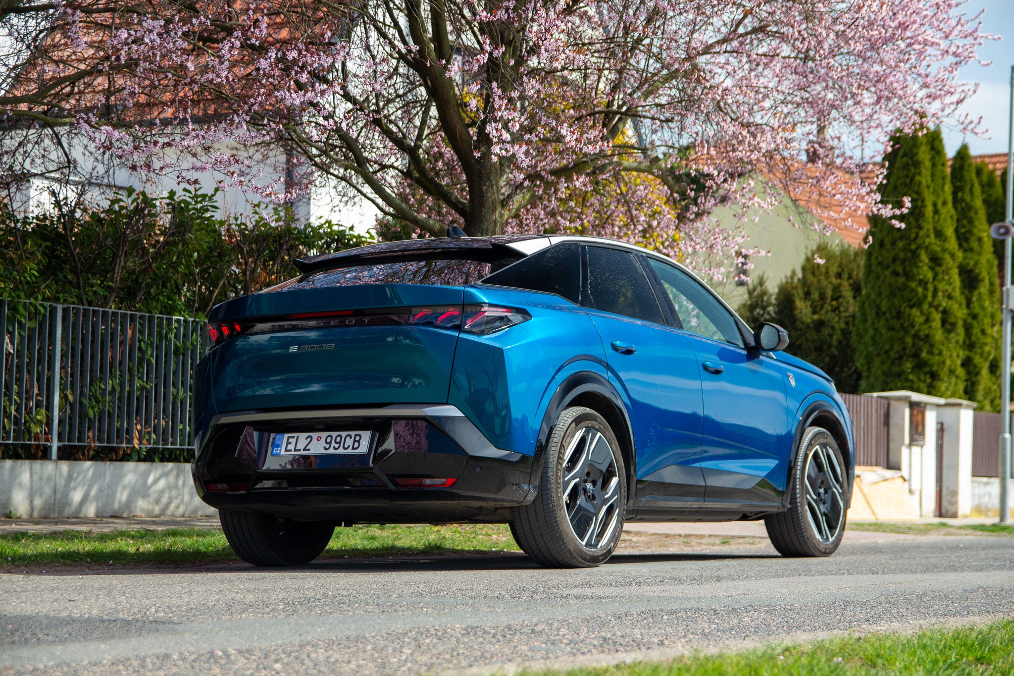 Elektrické SUV při pohledu zezadu a z boku, ilustrační fotografie