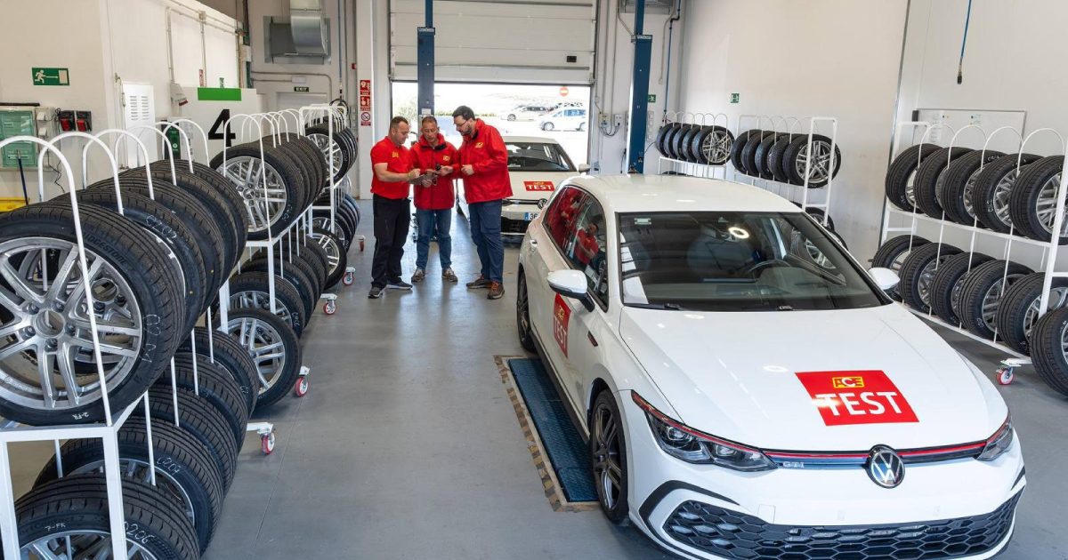 Automobily a sady pneumatik v testovacím zázemí ACE