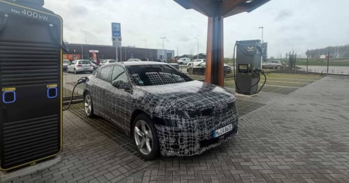 BMW iX4 Neue Klasse prototyp zachycený při nabíjení na stanici Fastned v Nizozemsku