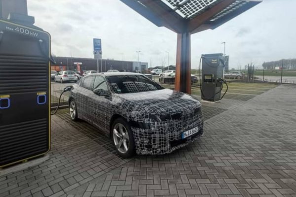 BMW iX4 Neue Klasse prototyp zachycený při nabíjení na stanici Fastned v Nizozemsku