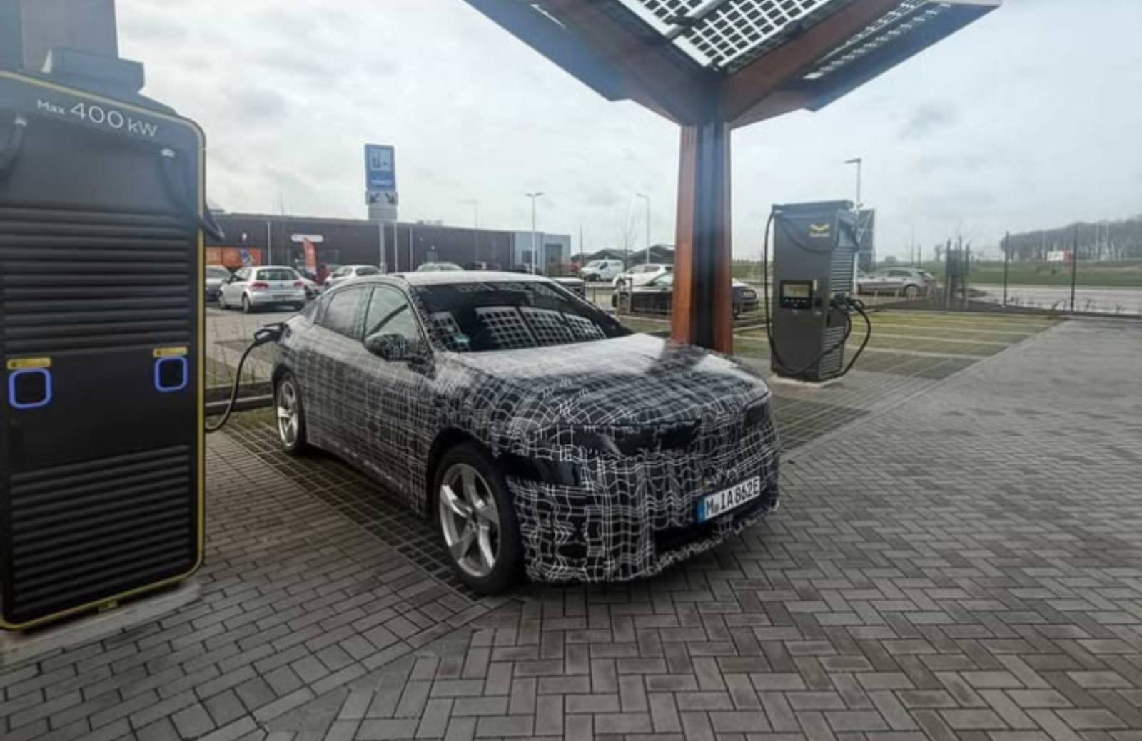 Prototyp BMW na platformě Neue Klasse při nabíjení na stanici Fastned