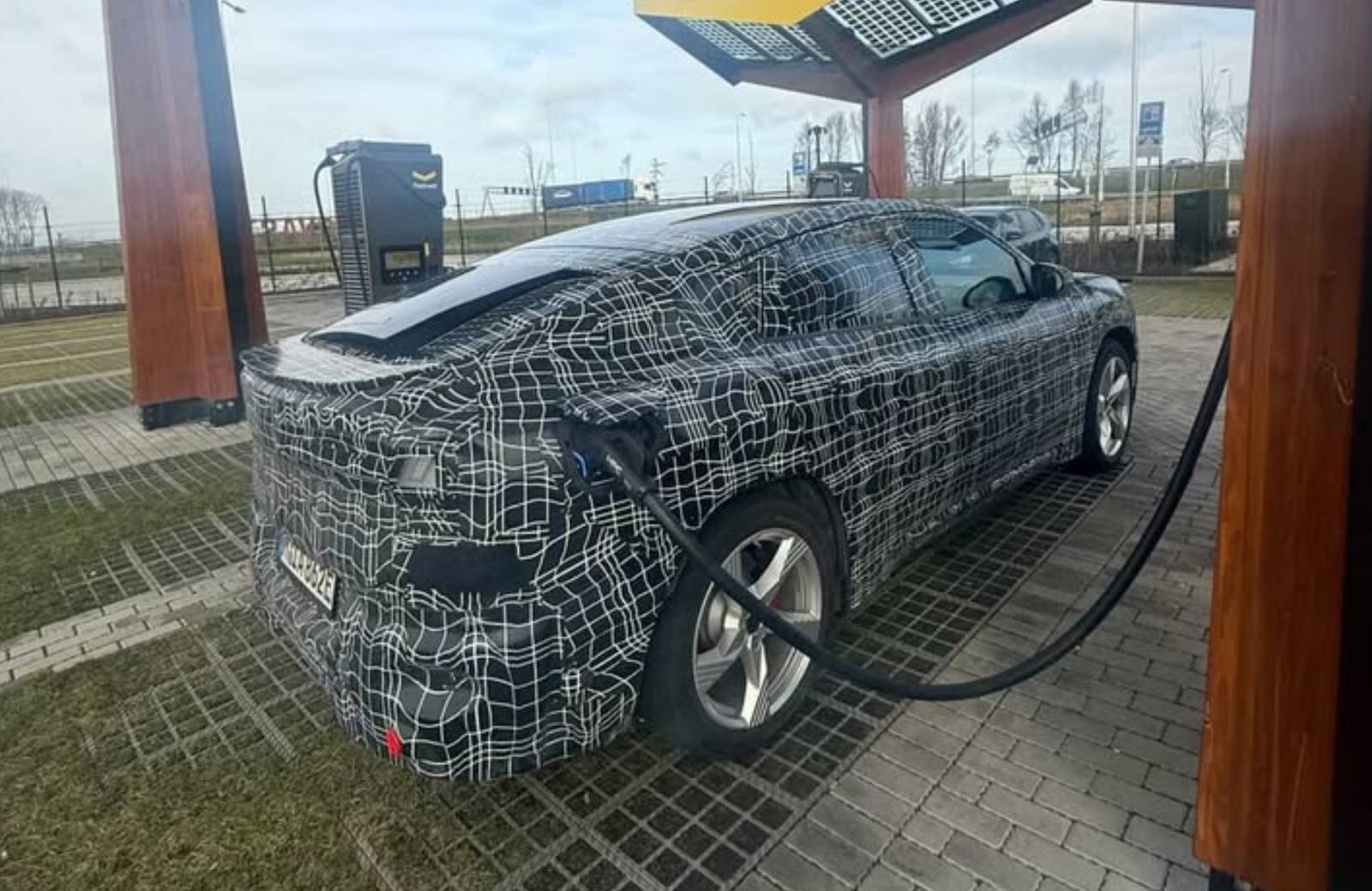 BMW iX4 Neue Klasse prototyp zepředu při nabíjení