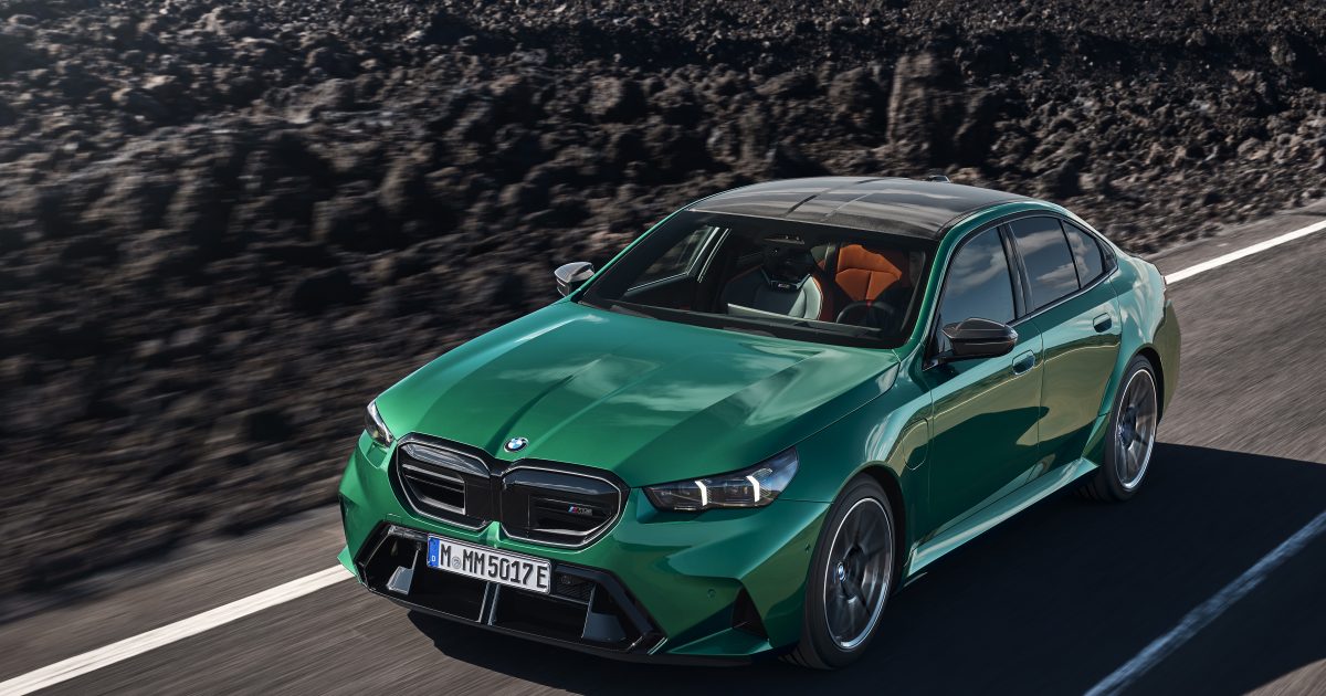 BMW M5 sedan 2026 v modré barvě