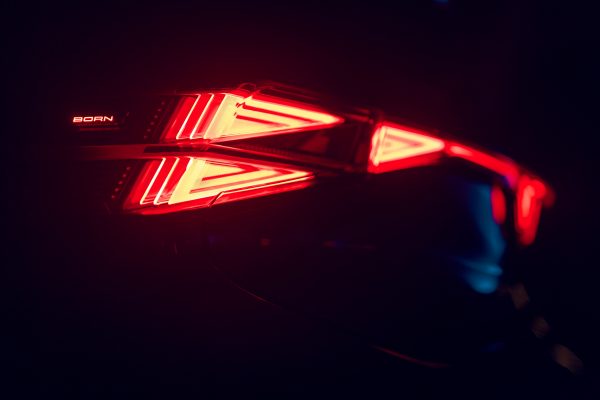 Nový CUPRA Born 2026 s trojúhelníkovými světlomety Matrix LED