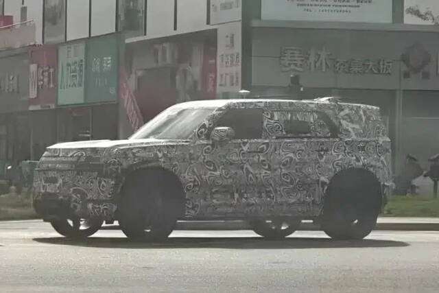 Zamaskovaný prototyp nového Freelander SUV zachycený při testování v Číně