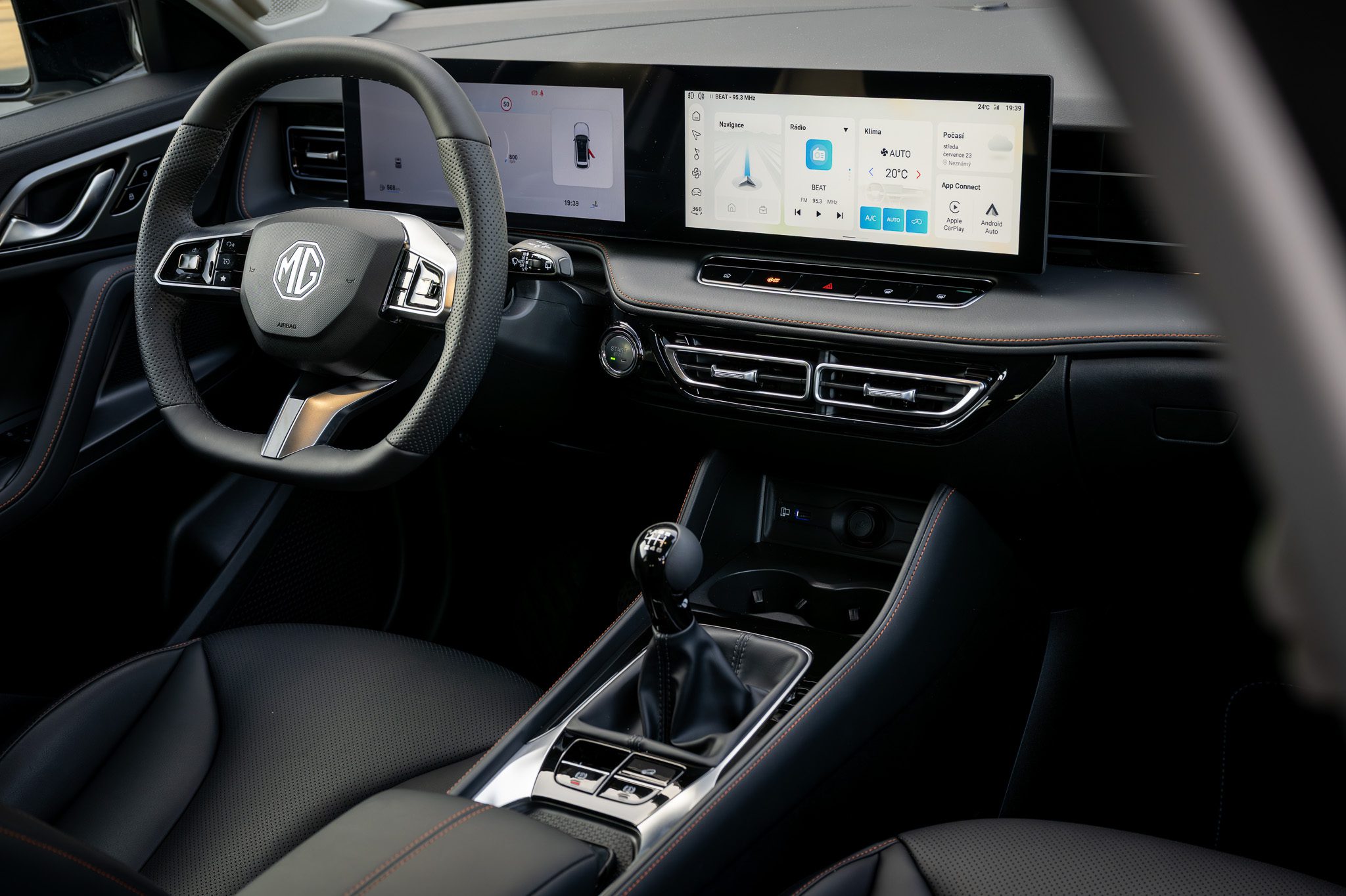 MG HS interiér - čínské auto na českém trhu