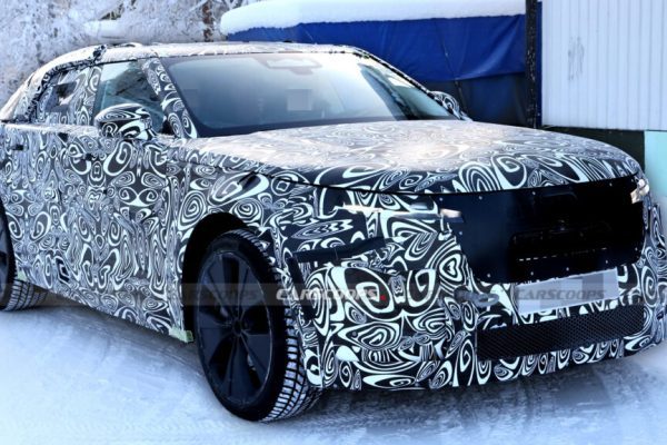 Range Rover Velar EV 2027 spy shots zimní testy