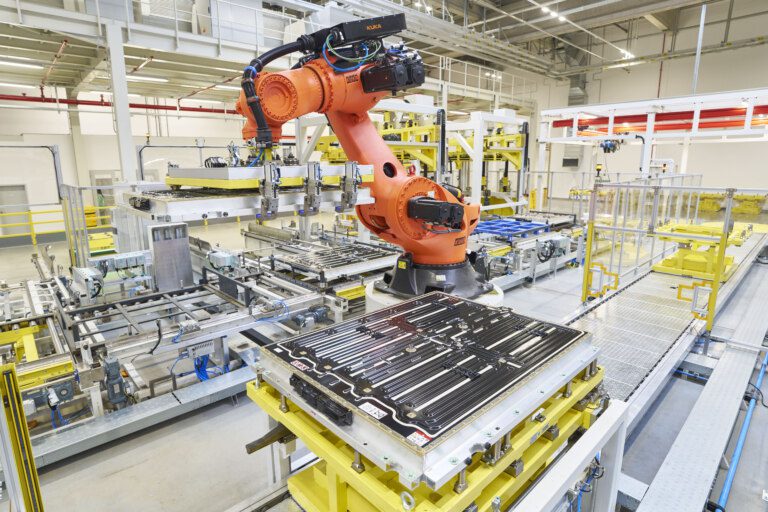 Hotová baterie Škoda s horním krytem obsahujícím chladicí kabely