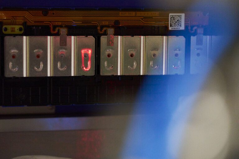 Robotické svařování bateriových stacků ve výrobě Škoda Auto