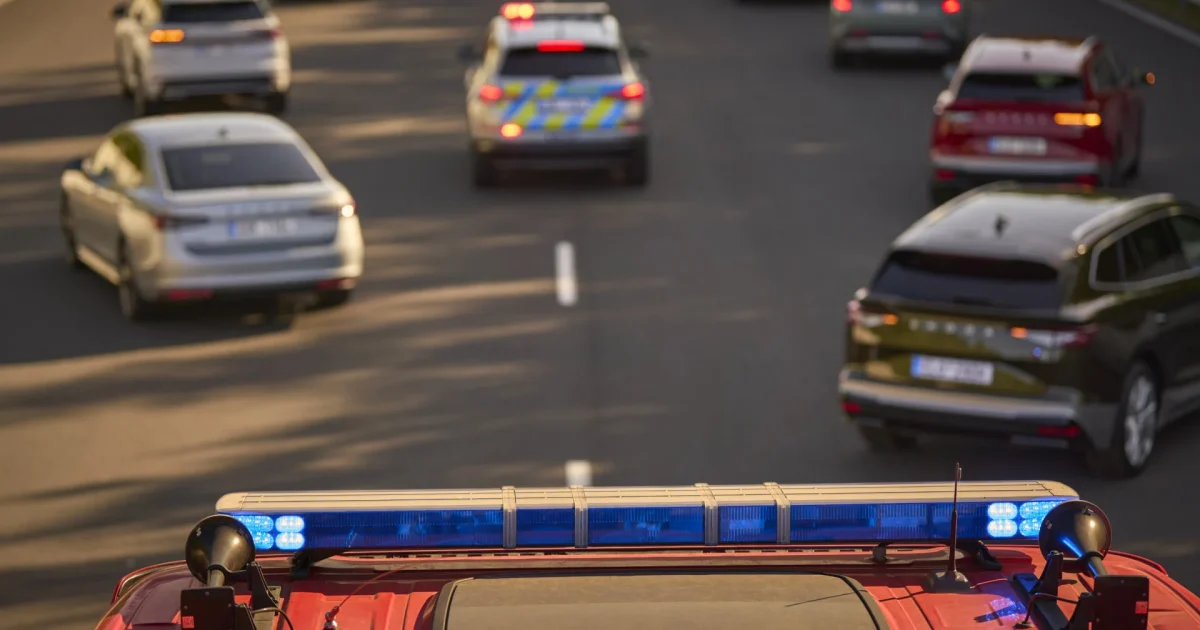 Škoda s aplikací Traffication upozorňující na blížící se vozidlo záchranných složek