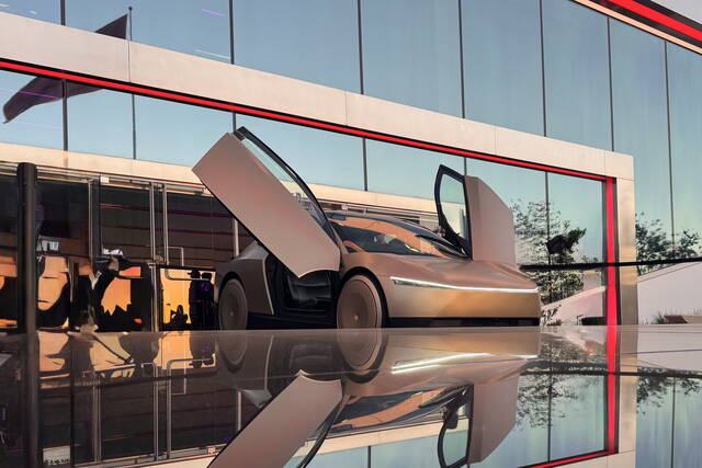 Tesla Cybercab - první prototyp autonomního robotaxi bez volantu a pedálů