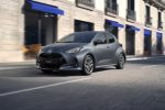 Toyota Yaris 2026 ve výbavě Mid Plus s novými 17palcovými koly