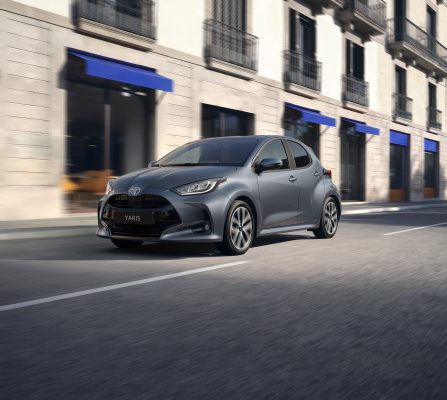Toyota Yaris 2026 ve výbavě Mid Plus s novými 17palcovými koly