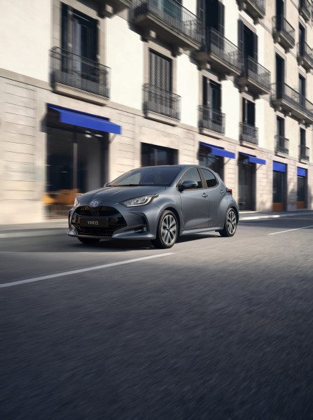 Toyota Yaris 2026 ve výbavě Mid Plus s novými 17palcovými koly