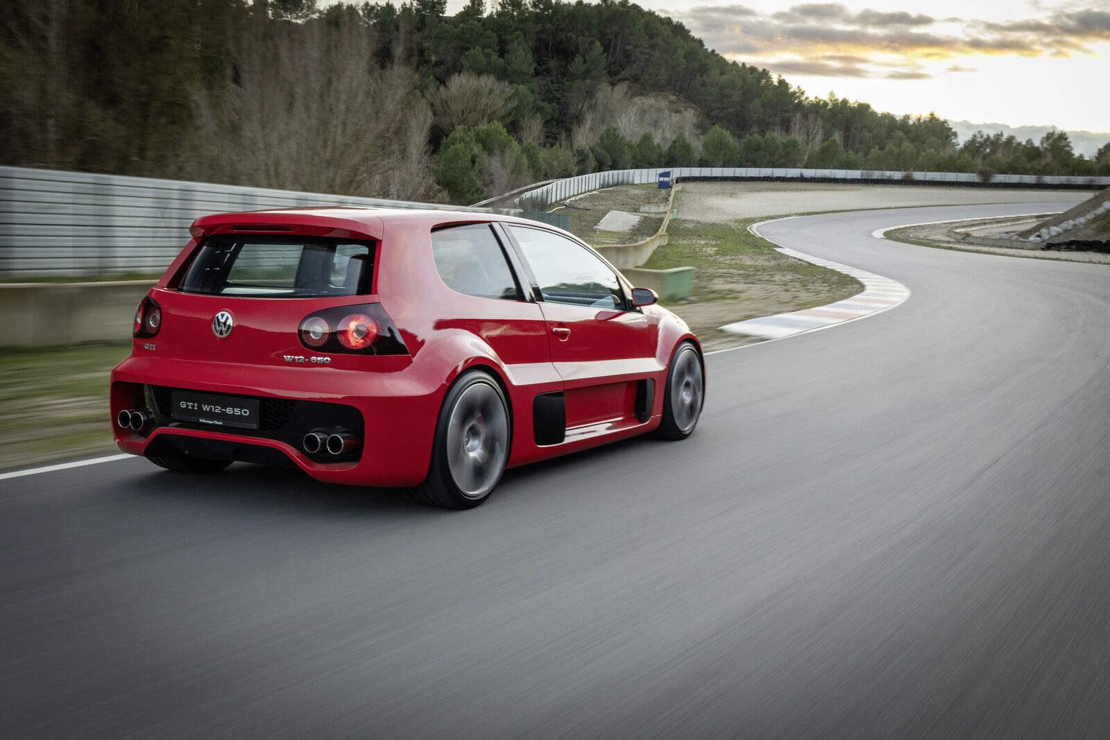 Volkswagen Golf GTI W12-650 v novém červeném laku pro 50. výročí GTI