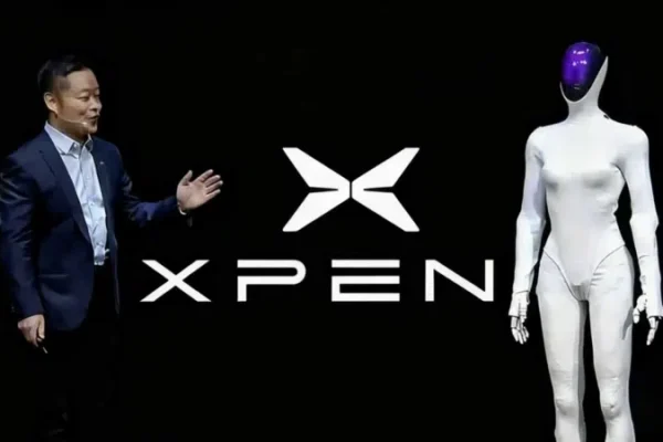 He Xiaopeng, CEO XPeng, představuje technologické novinky včetně robota