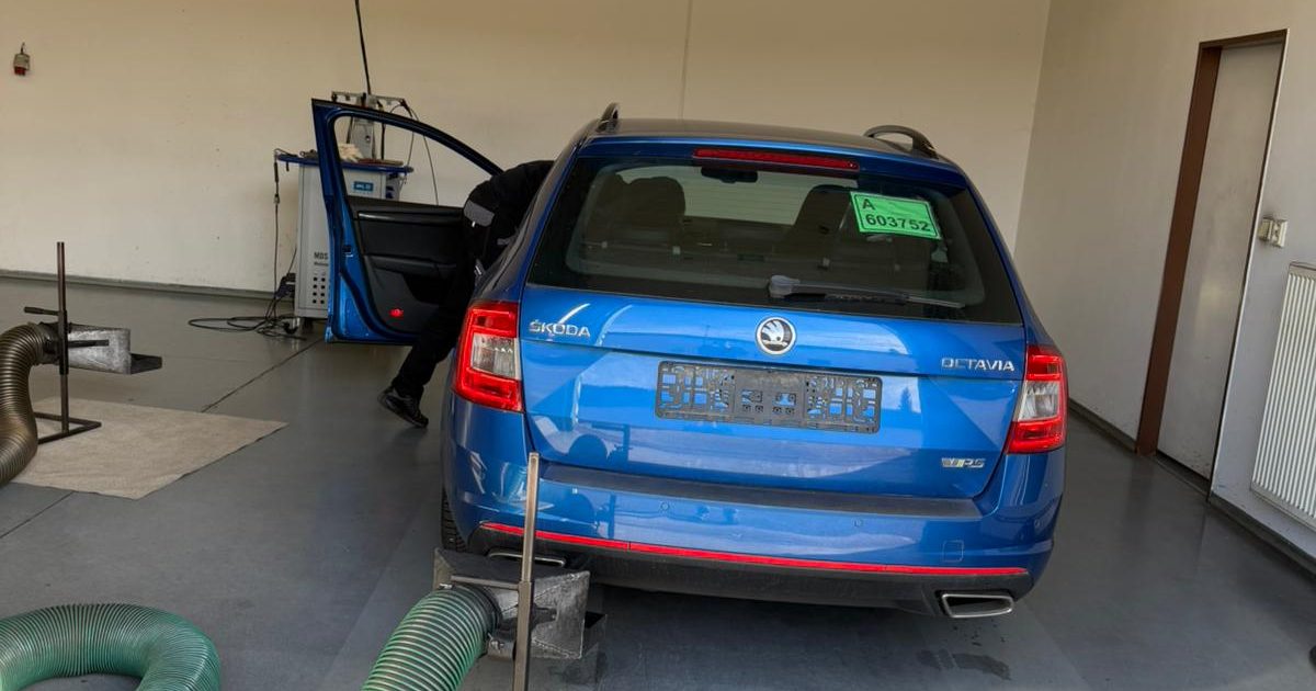 STK kontrola - technik při státní technické kontrole vozidla