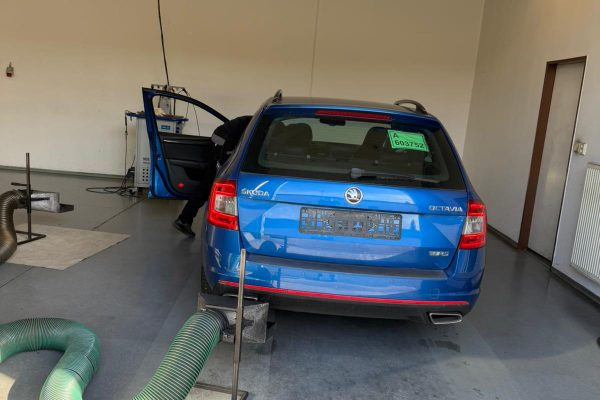 STK kontrola - technik při státní technické kontrole vozidla