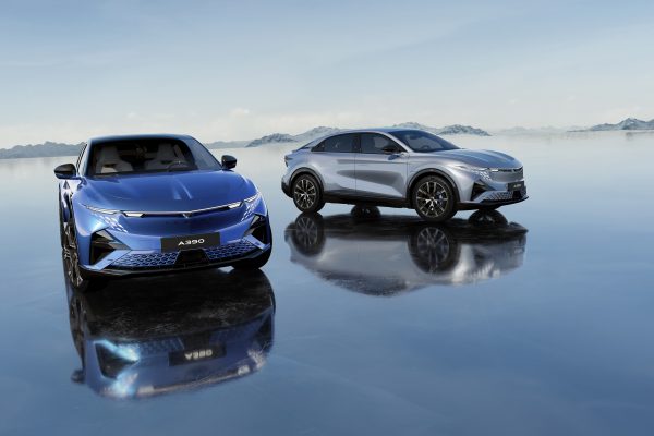 Alpine A390 Electric - dva vozy v barvách Bleu Alpine Vision a Argent Mercure
