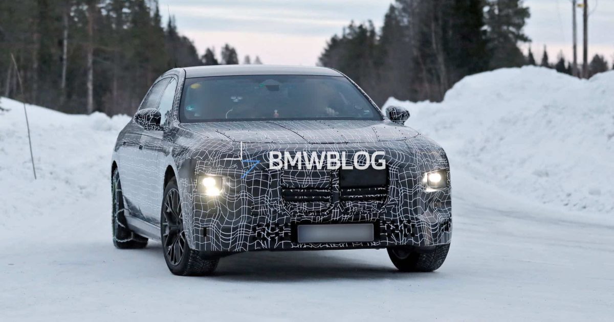 BMW řady 7 facelift 2026, maskovaný prototyp přední pohled