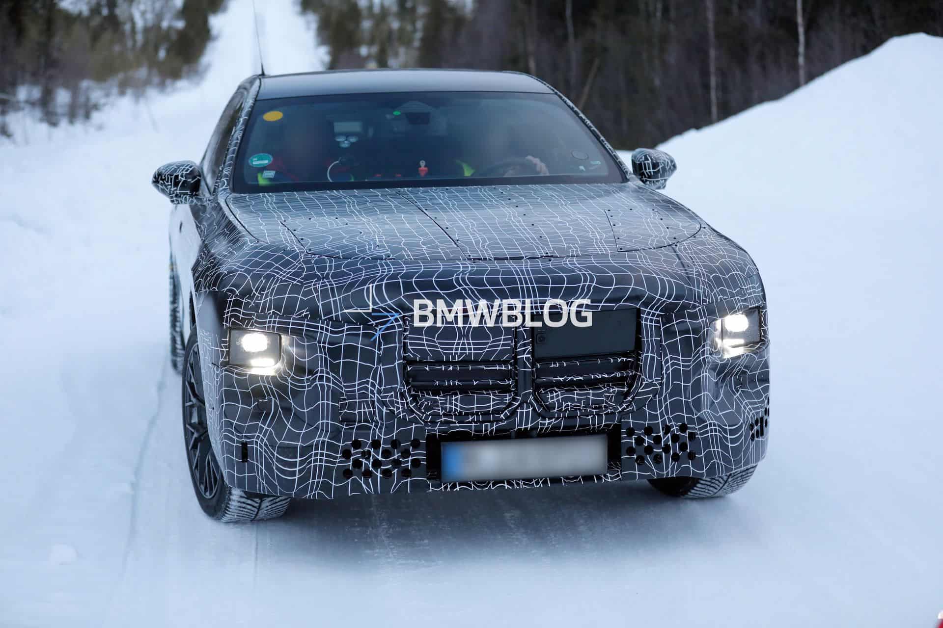 BMW řady 7 facelift 2026, maskovaný prototyp přední detail