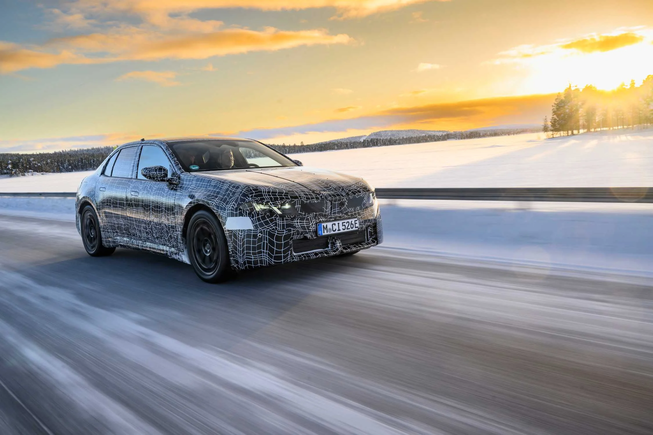 BMW i3 Neue Klasse prototyp na zasněžené silnici za polárním kruhem