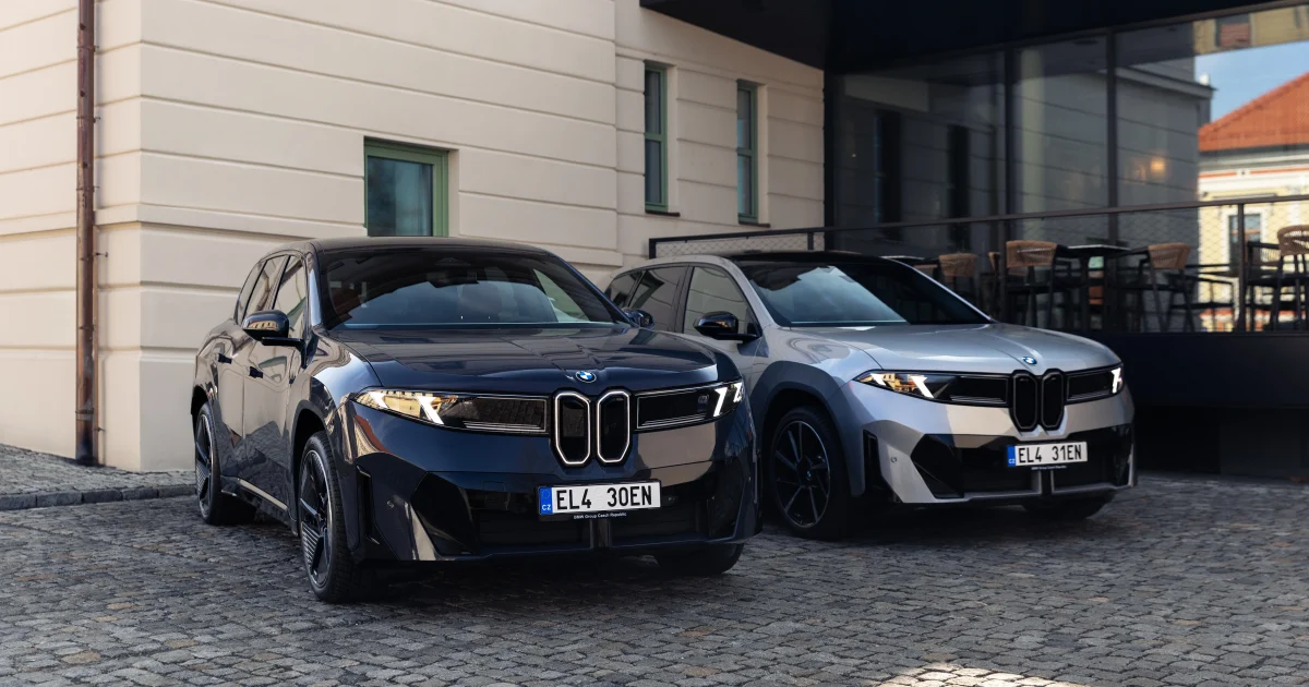 BMW iX3 50 xDrive ve dvou barvách na českém dlážděném nádvoří