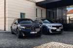 BMW iX3 50 xDrive ve dvou barvách na českém dlážděném nádvoří