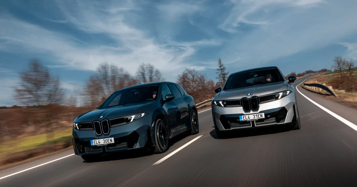 BMW iX3 50 xDrive v jízdě na české silnici