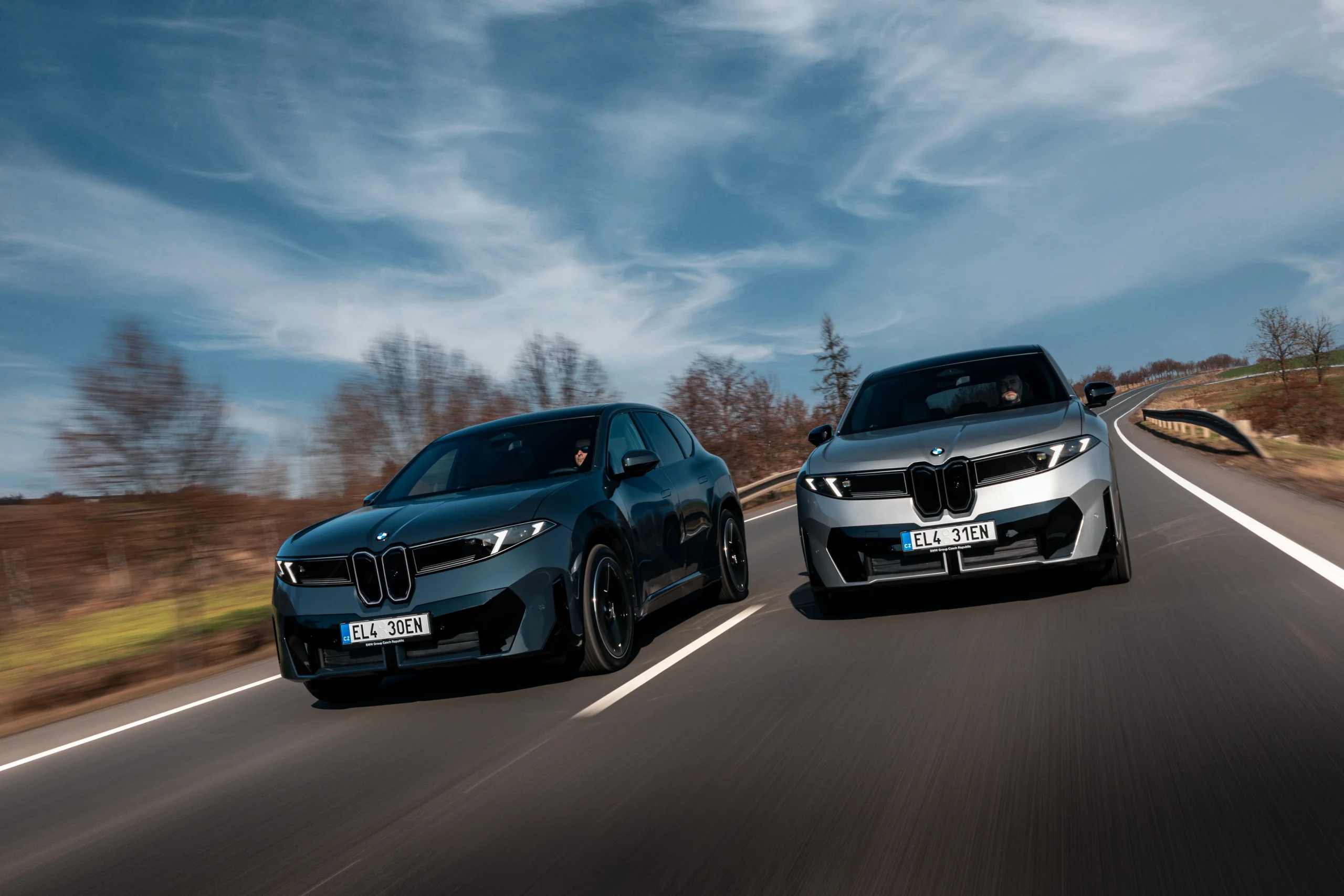 BMW iX3 50 xDrive v jízdě na české silnici