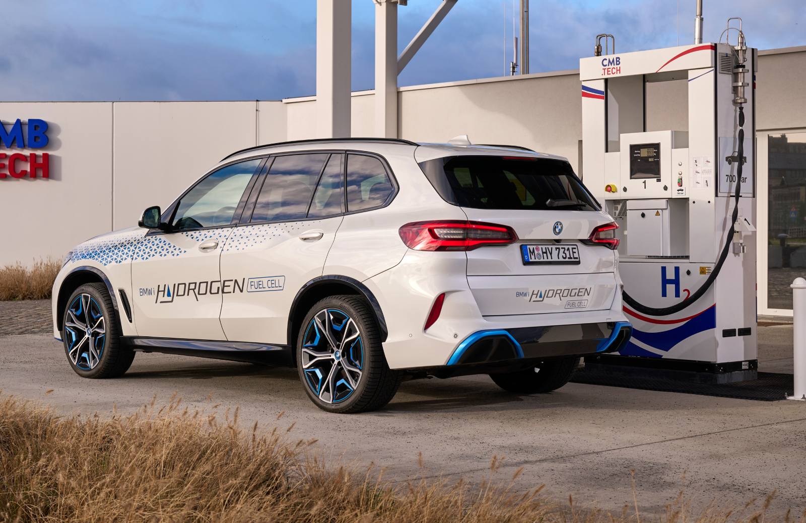 BMW iX5 Hydrogen při tankování vodíku