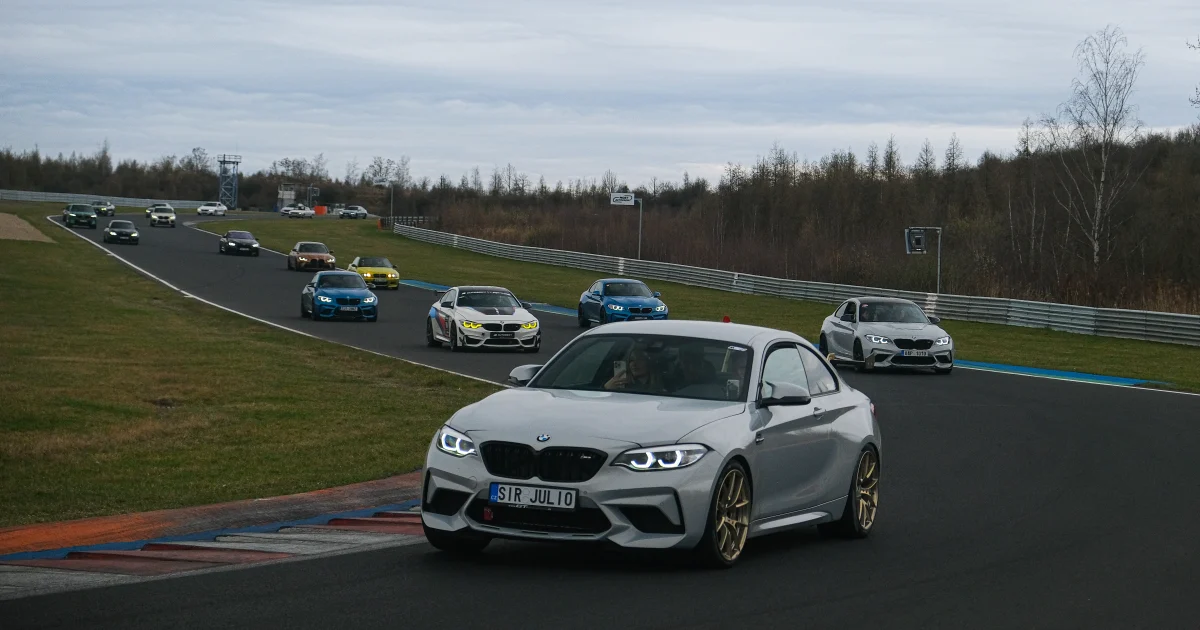 BMW M Day v Mostě – spanilá jízda vozů BMW M po Autodromu Most