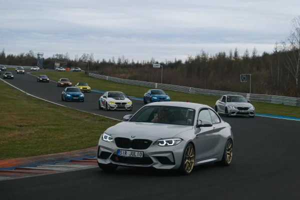 BMW M Day v Mostě – spanilá jízda vozů BMW M po Autodromu Most