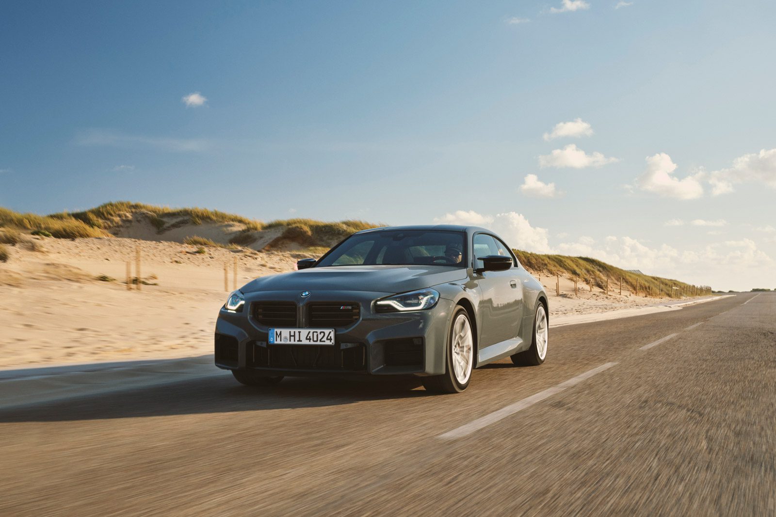 BMW M2 2027 zadní pohled s difuzorem