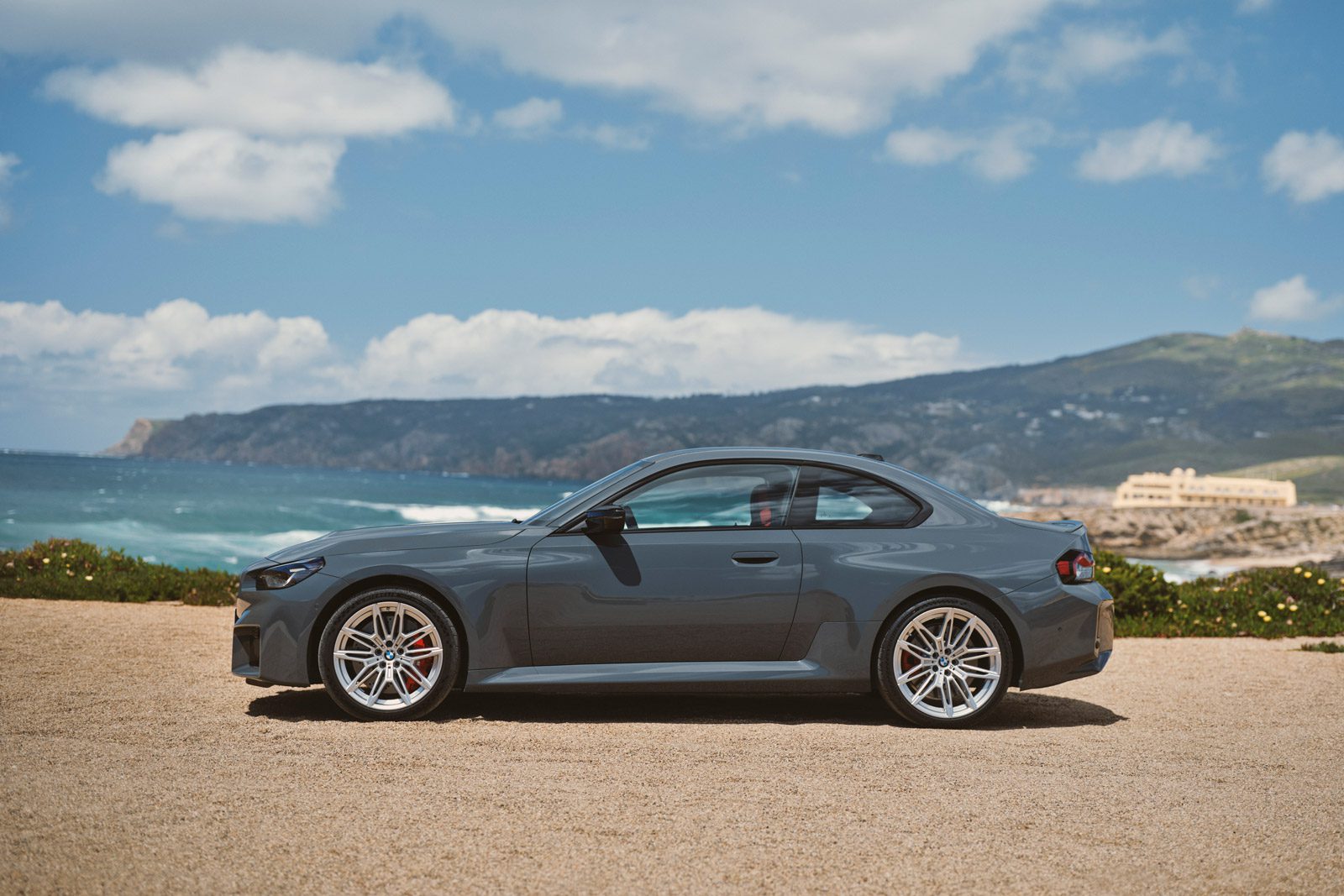 BMW M2 2027 boční pohled kupé