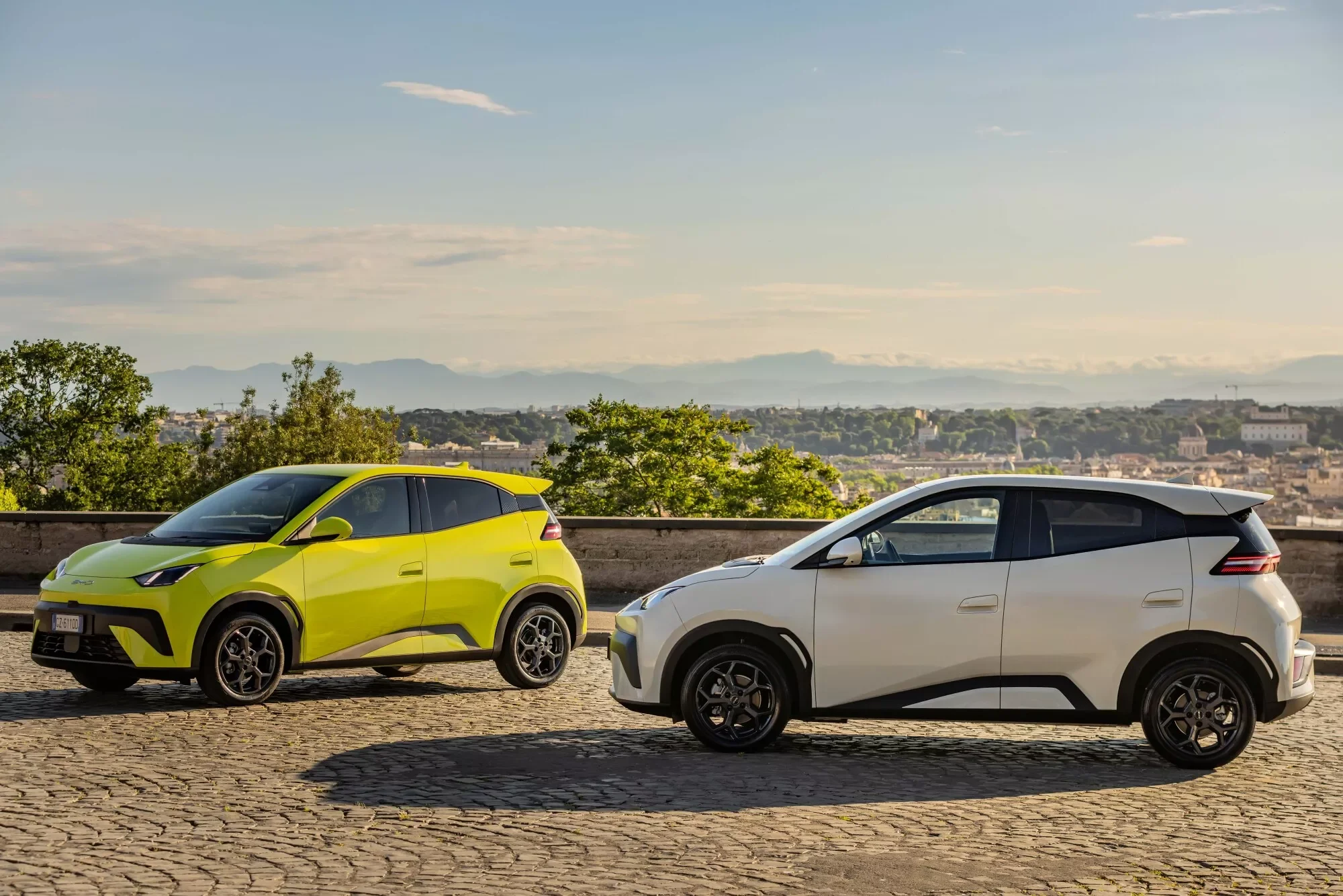 BYD Dolphin Surf 2025 - pohled z boku