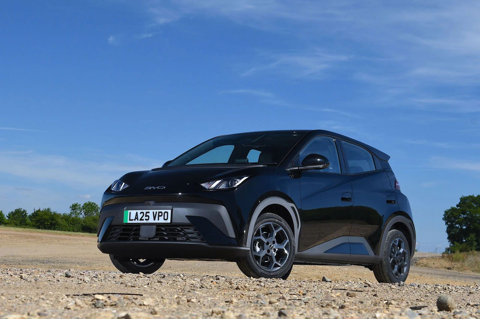 BYD Dolphin Surf 2025 - černá barva, pohled zepředu