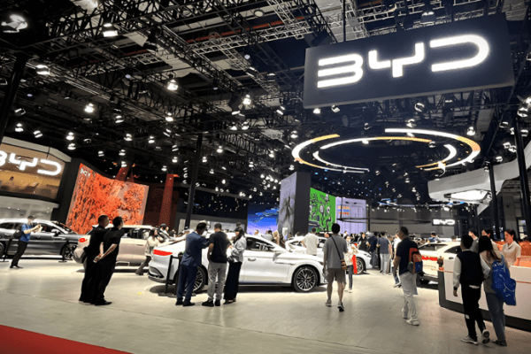 BYD stánek na autosalonu v Číně 2026