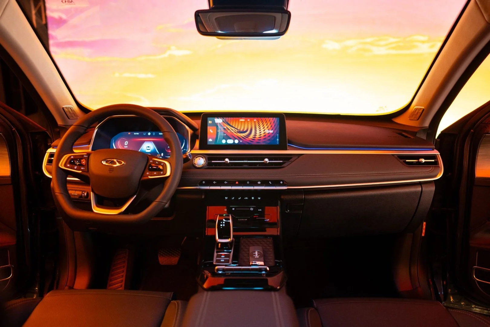 Chery Tiggo 7 kokpit — přístrojová deska s dotykovými obrazovkami