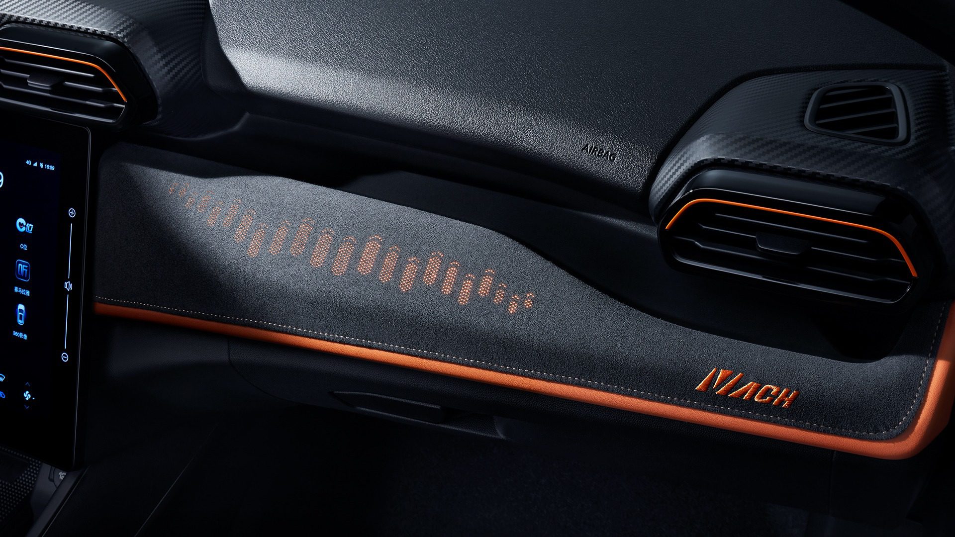 Interiér Dongfeng Shine GS s 13palcovým displejem a panoramatickým střešním oknem