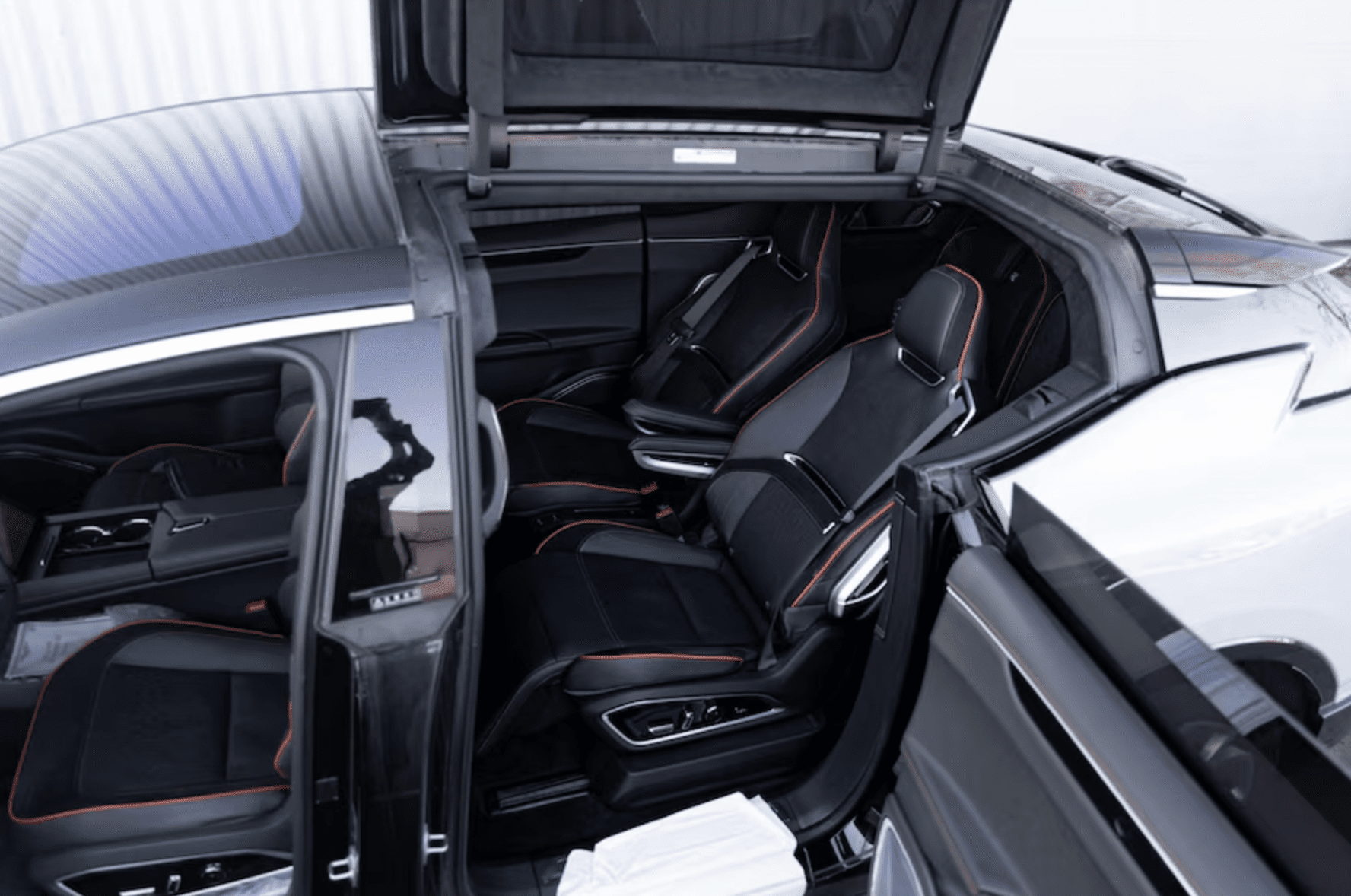 HiPhi X unikátní dveře - kombinace suicide doors a gullwing