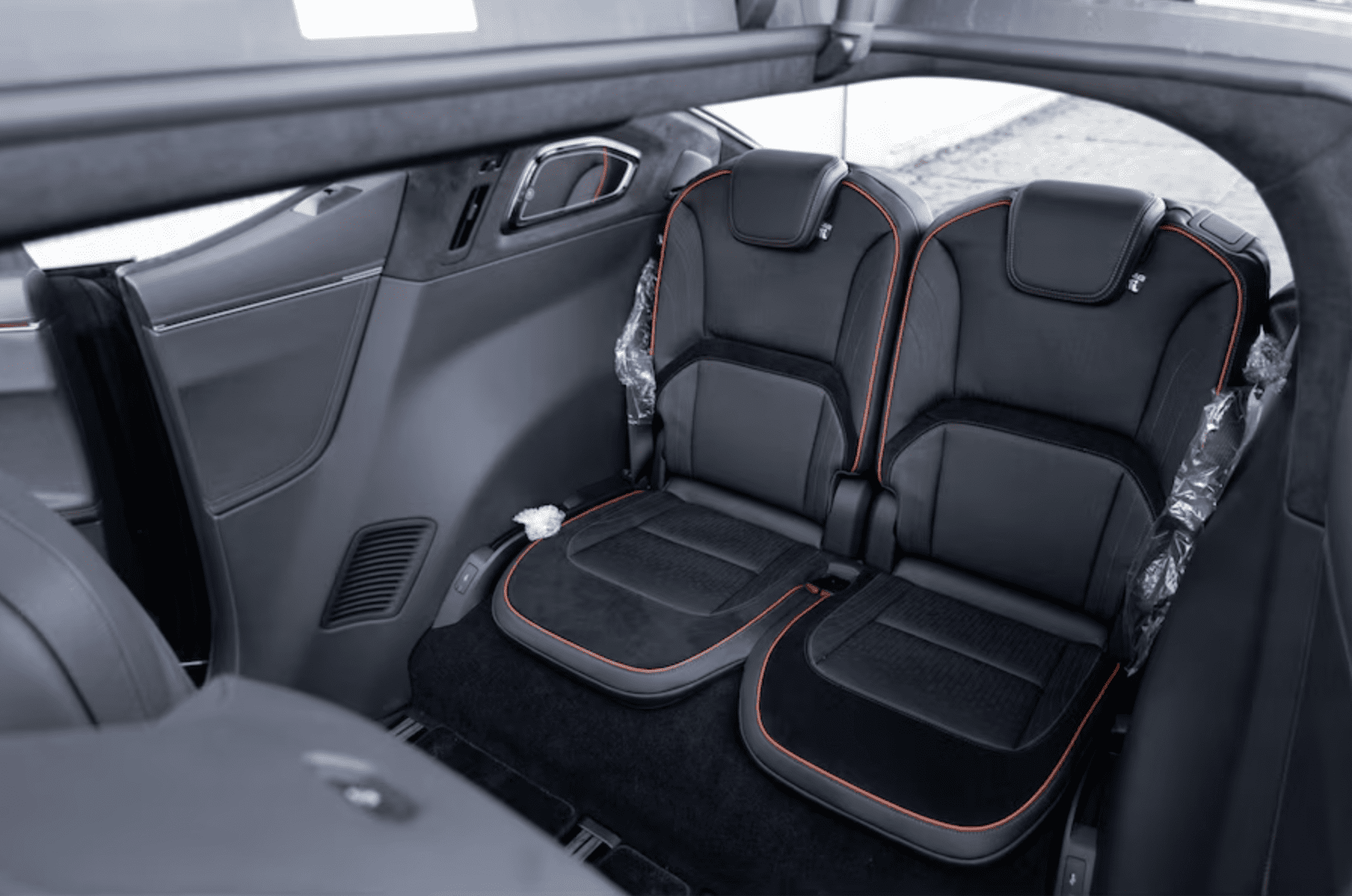 HiPhi X interiér s 50 km na tachometru