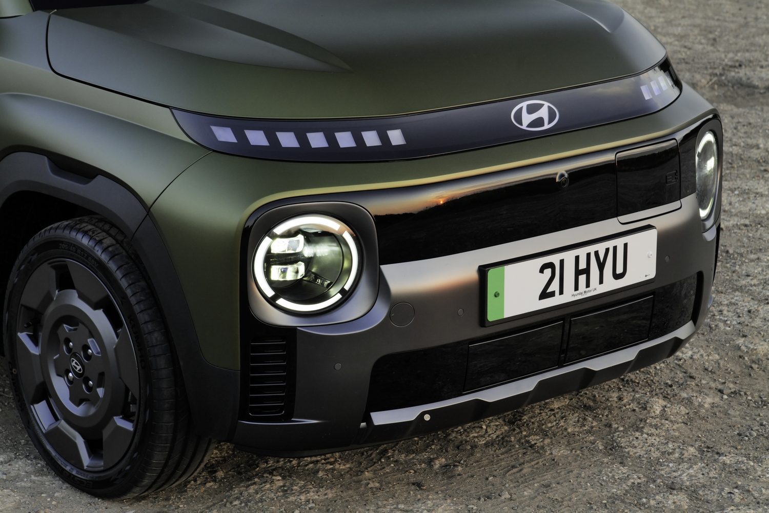 Hyundai Inster Cross 2026, interiér s limetkovými akcenty