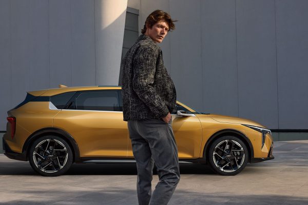 Kia K4 2026 hatchback boční pohled GT-Line