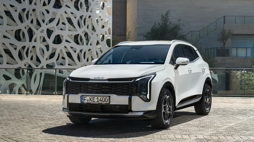 Kia Sportage 2026 v jízdě, přední pohled s LED světly