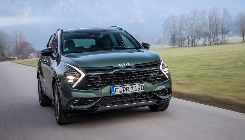 Kia Sportage 2026 v jízdě, přední pohled s LED světly