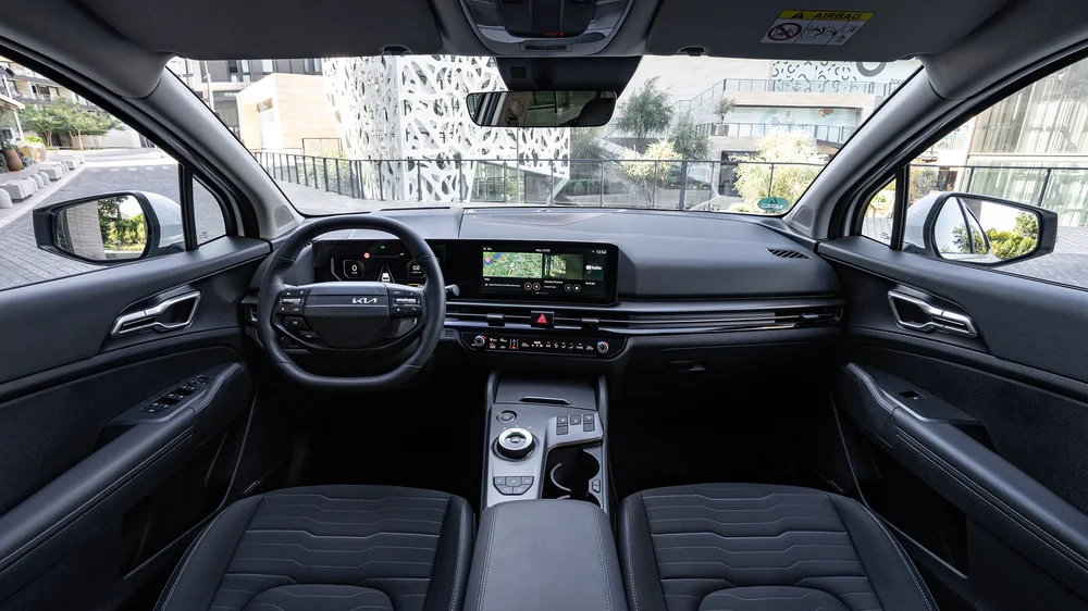 Kia Sportage 2026 palubní deska, širokoúhlý pohled na kokpit