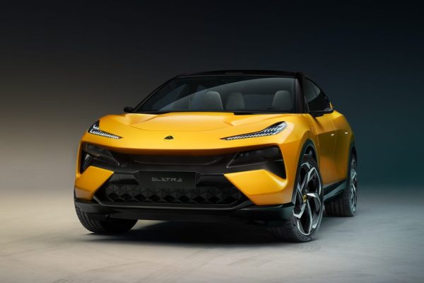 Lotus Eletre For Me plug-in hybrid ve žlutém studiovém záběru