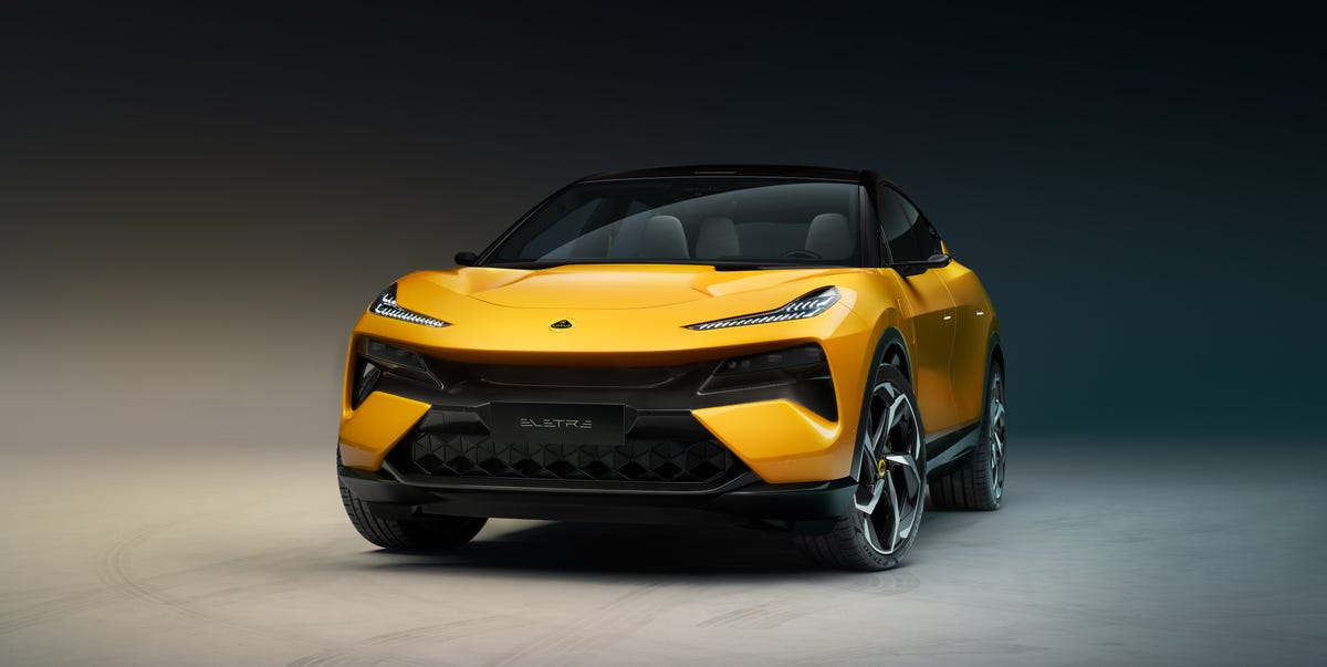 Lotus Eletre For Me plug-in hybrid ve žlutém studiovém záběru