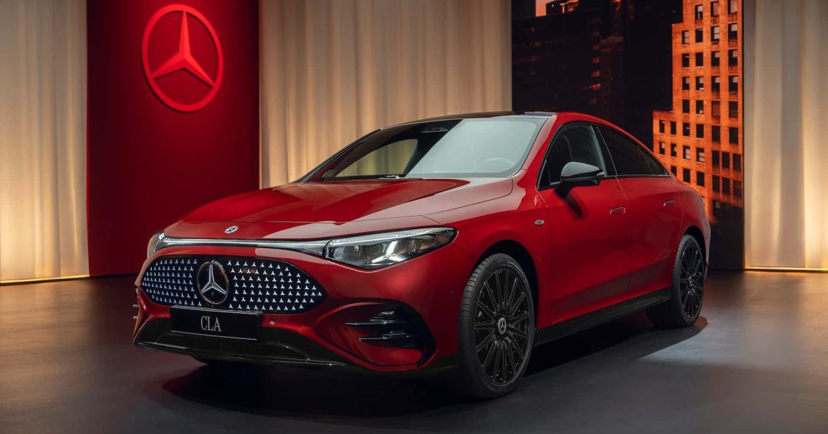 Nový Mercedes-Benz CLA 2026 v červené barvě – press foto